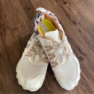 Barefoot animal Print and Tan Athletic Sneakers woman 10-10.5